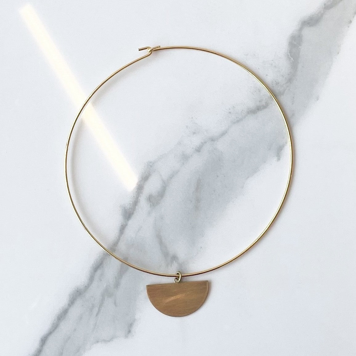 Collier doré avec demi-cercle