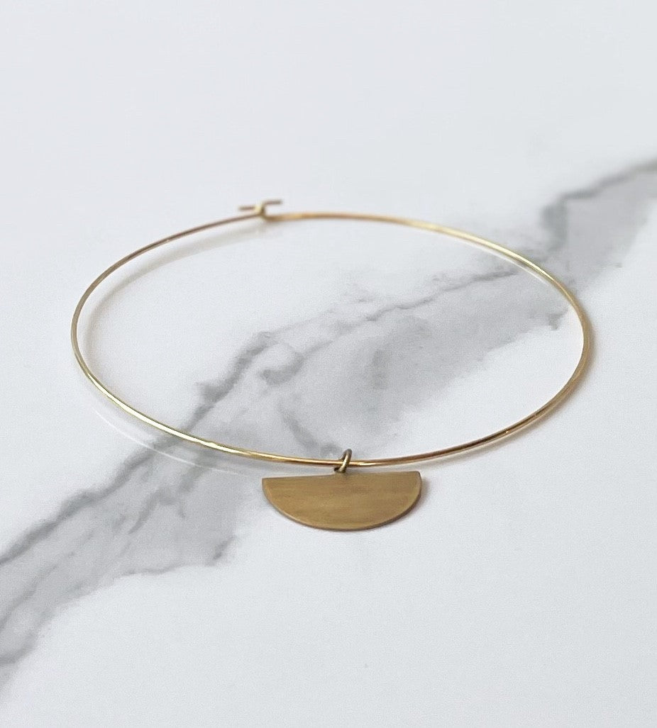 Collier doré avec demi-cercle
