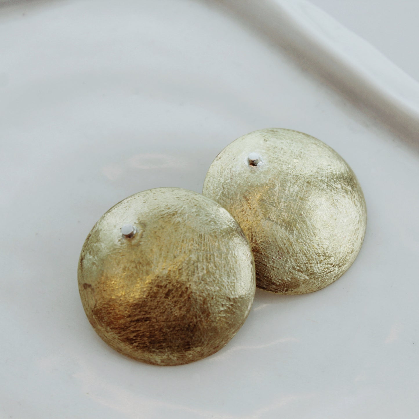 Boucles d'oreilles en laiton en forme de dôme