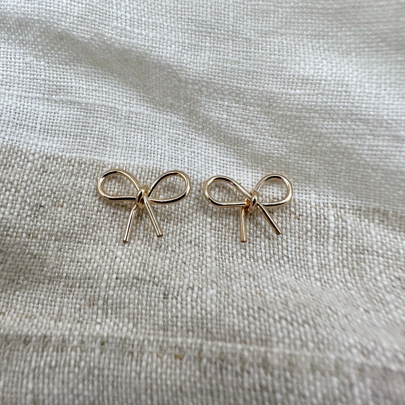 Bow studs (boutons d’oreilles, boucles)