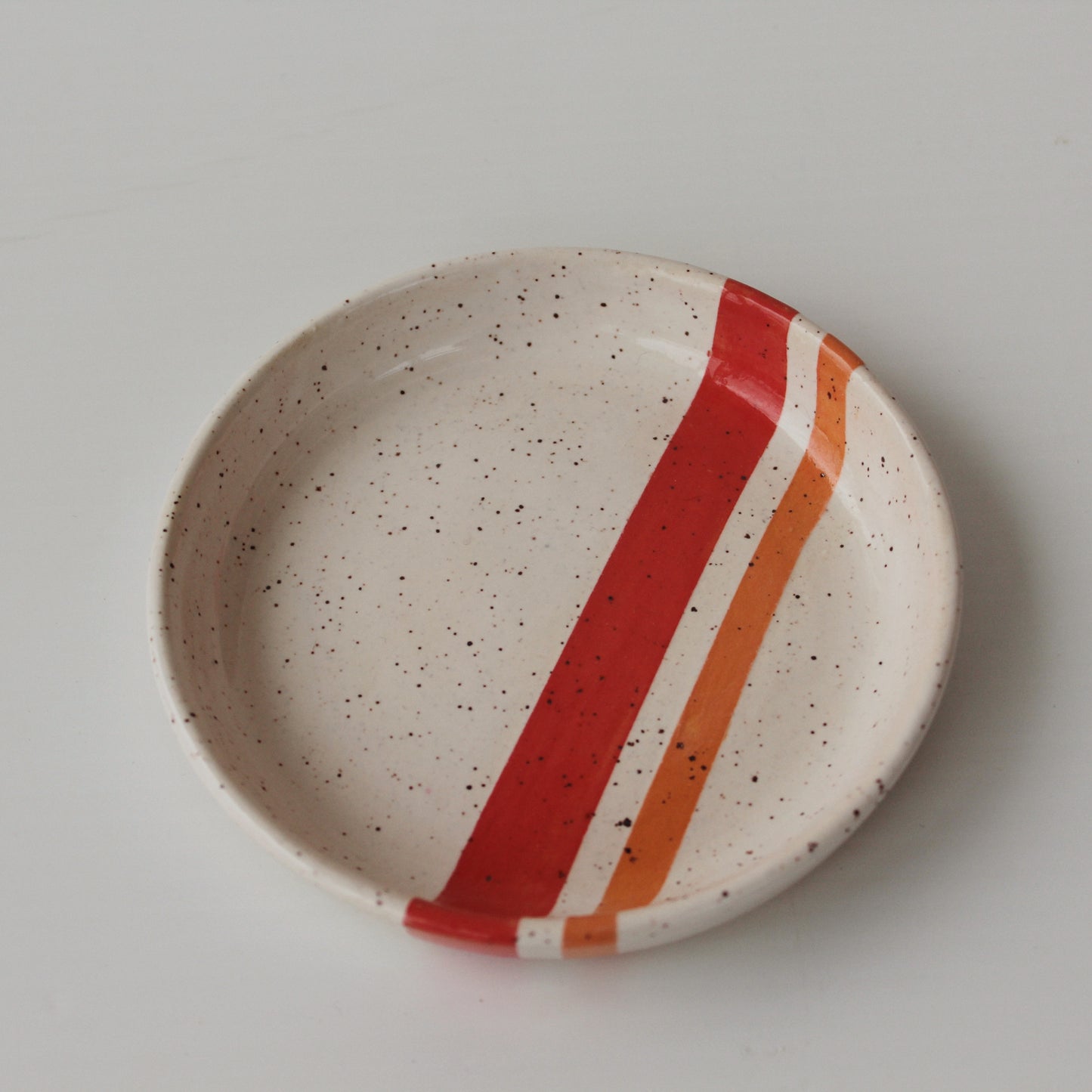 Petit plat à bijoux rayé