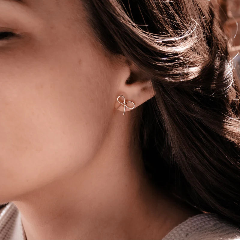 Bow studs (boutons d’oreilles, boucles)