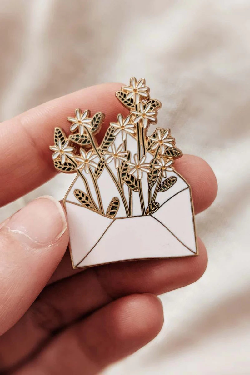 Lettre pleine de fleurs épingle en émail