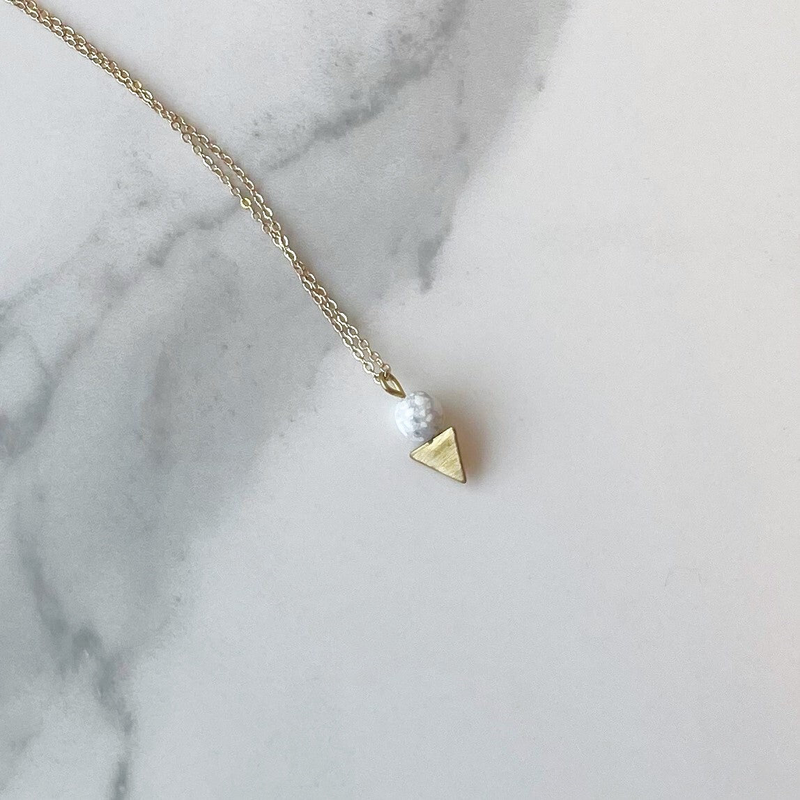 Collier triangle et perle d'howlite