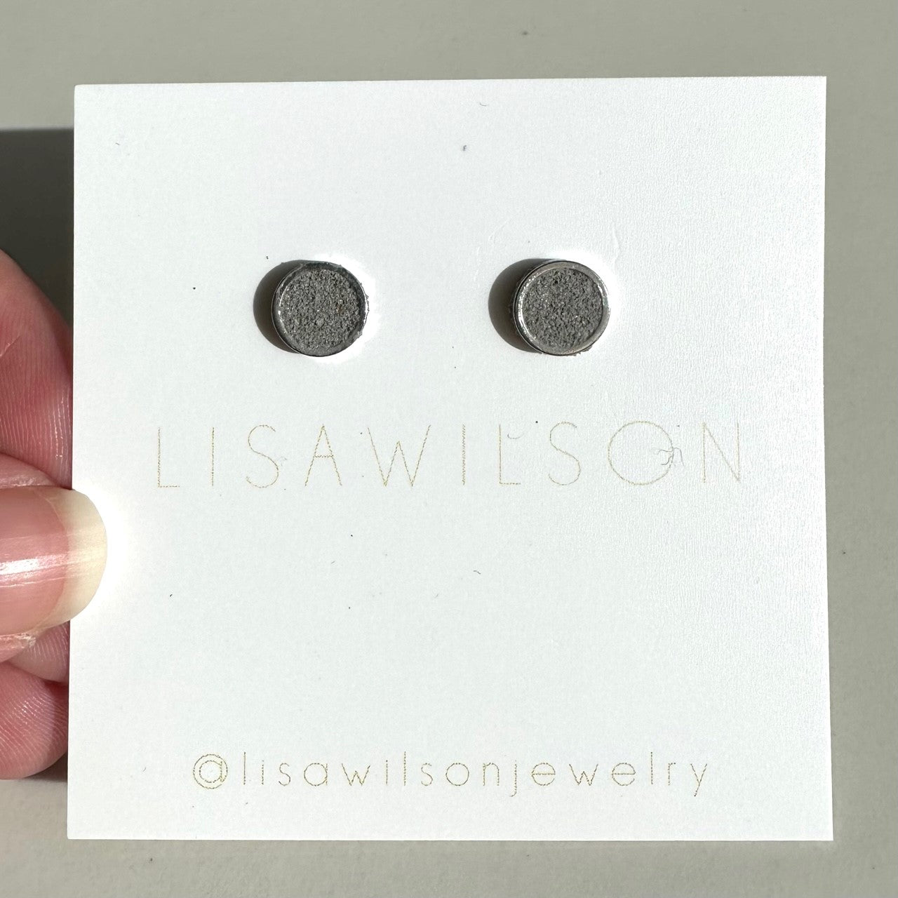 Clous d'oreilles en béton et en acier inoxydable