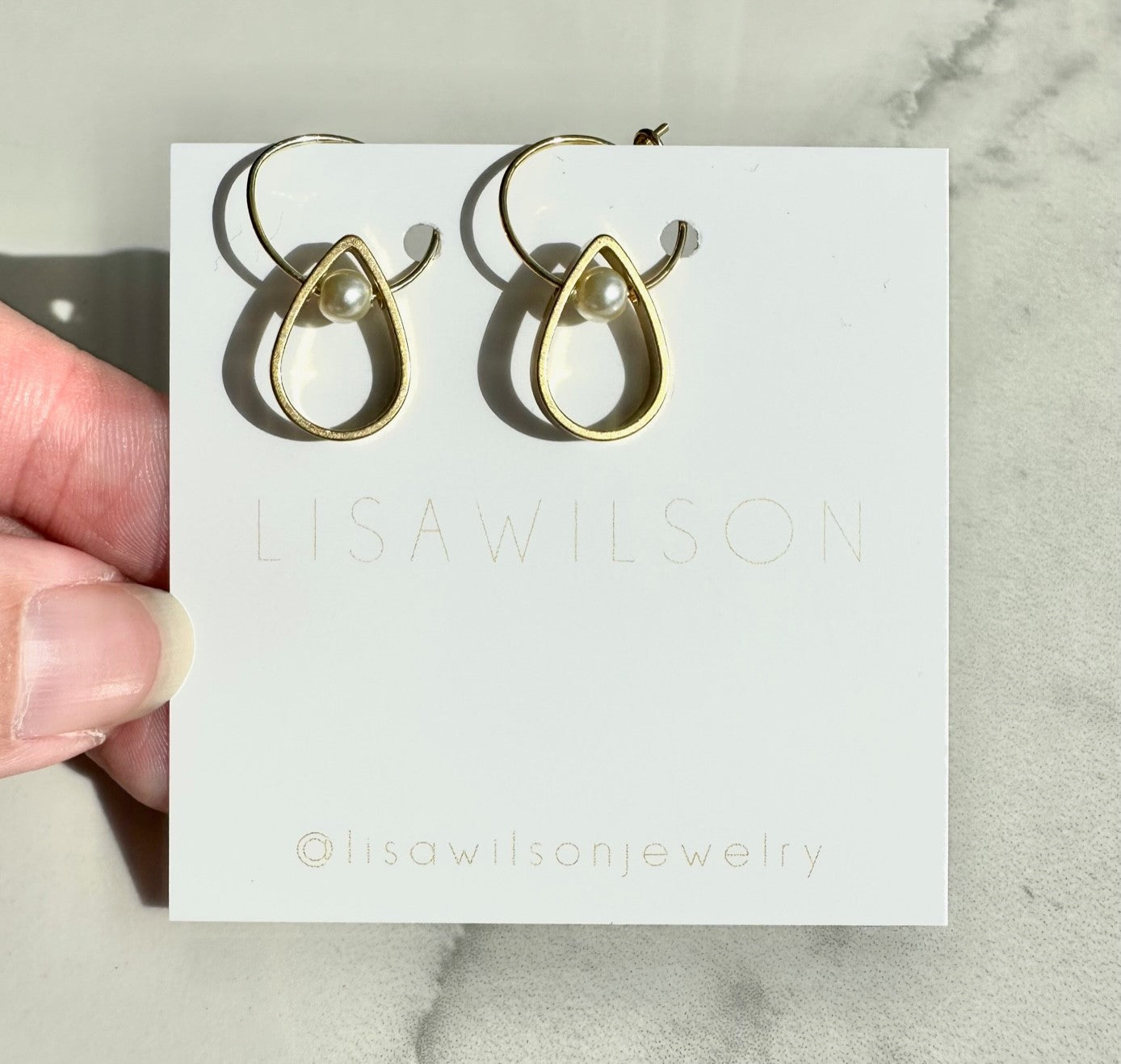 Petites boucles d'oreilles créoles en laiton avec perle en forme de larme et petite perle d'eau douce