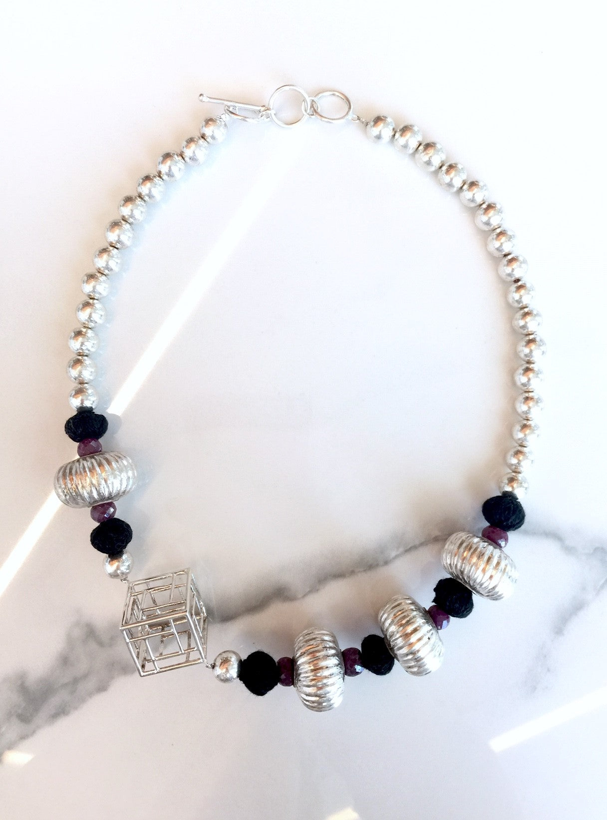 Collier cube en perles argentées