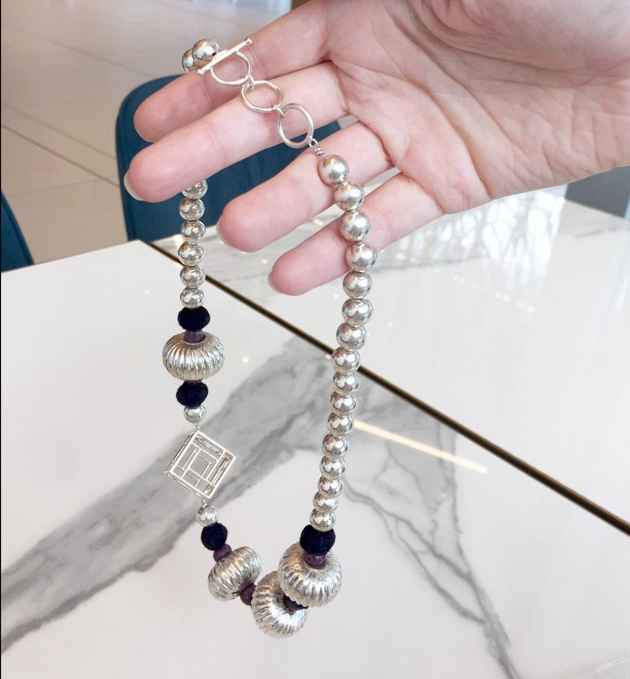 Collier cube en perles argentées