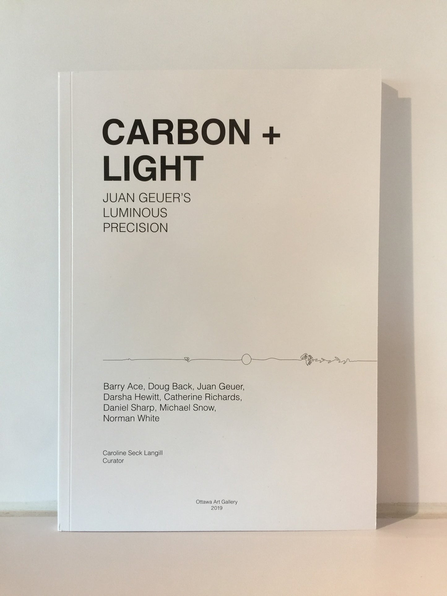 CARBONE + LUMIÈRE : LA PRÉCISION LUMINEUSE DE JUAN GEUER