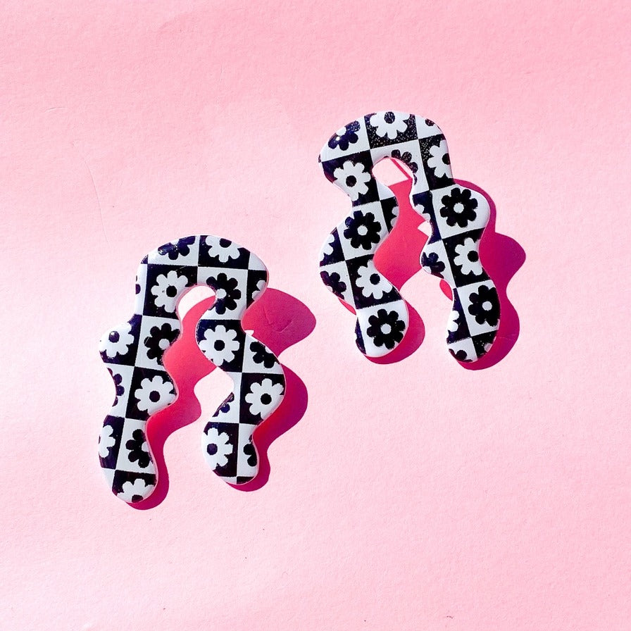 Clous D'oreilles Daisy Noodle En Argile Polymère En Noir Et Blanc