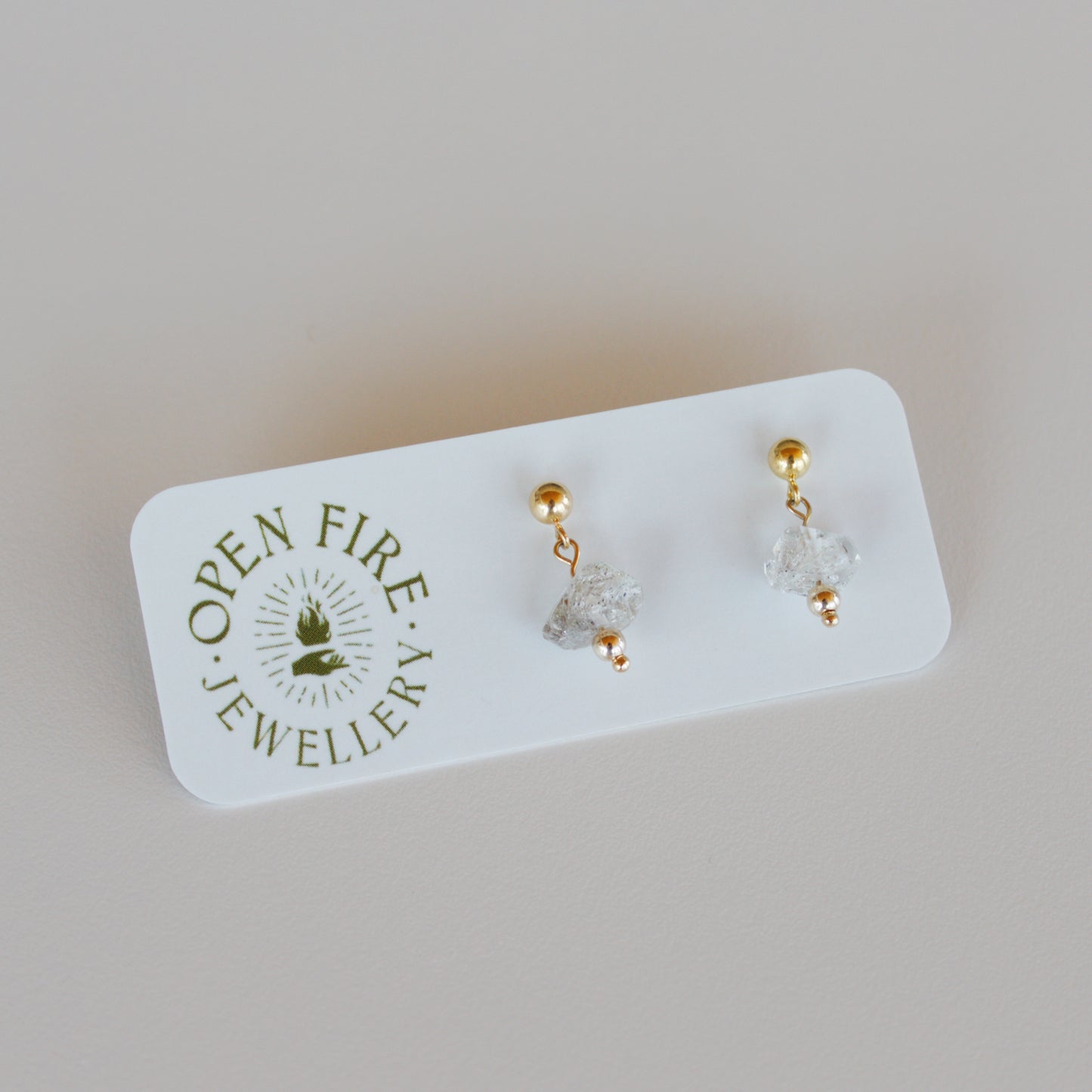 Vibrant, Raw Gem Studs (boutons d’oreilles, gemmes non taillées)