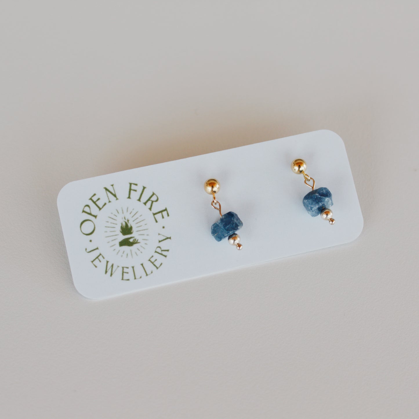 Vibrant, Raw Gem Studs (boutons d’oreilles, gemmes non taillées)