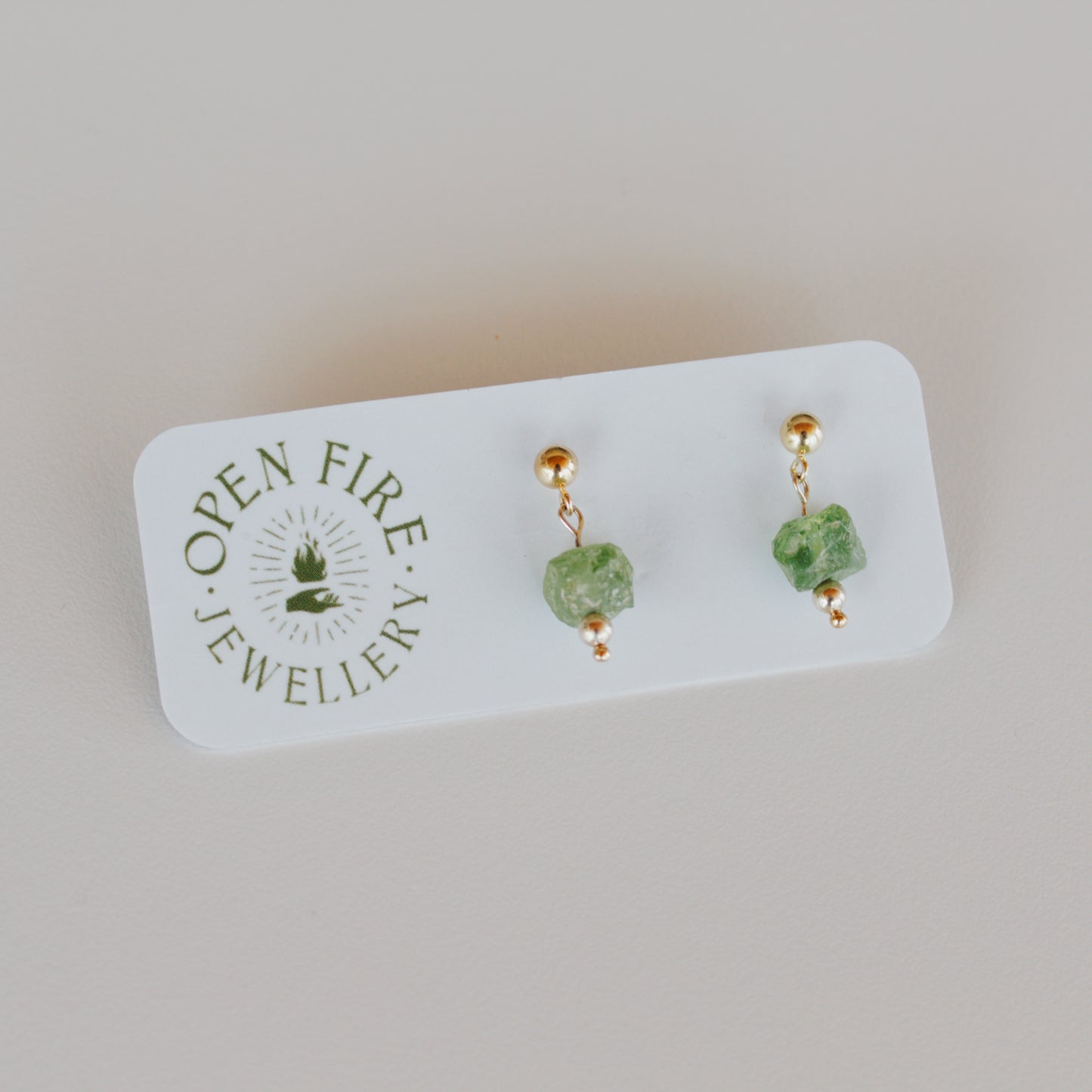 Vibrant, Raw Gem Studs (boutons d’oreilles, gemmes non taillées)