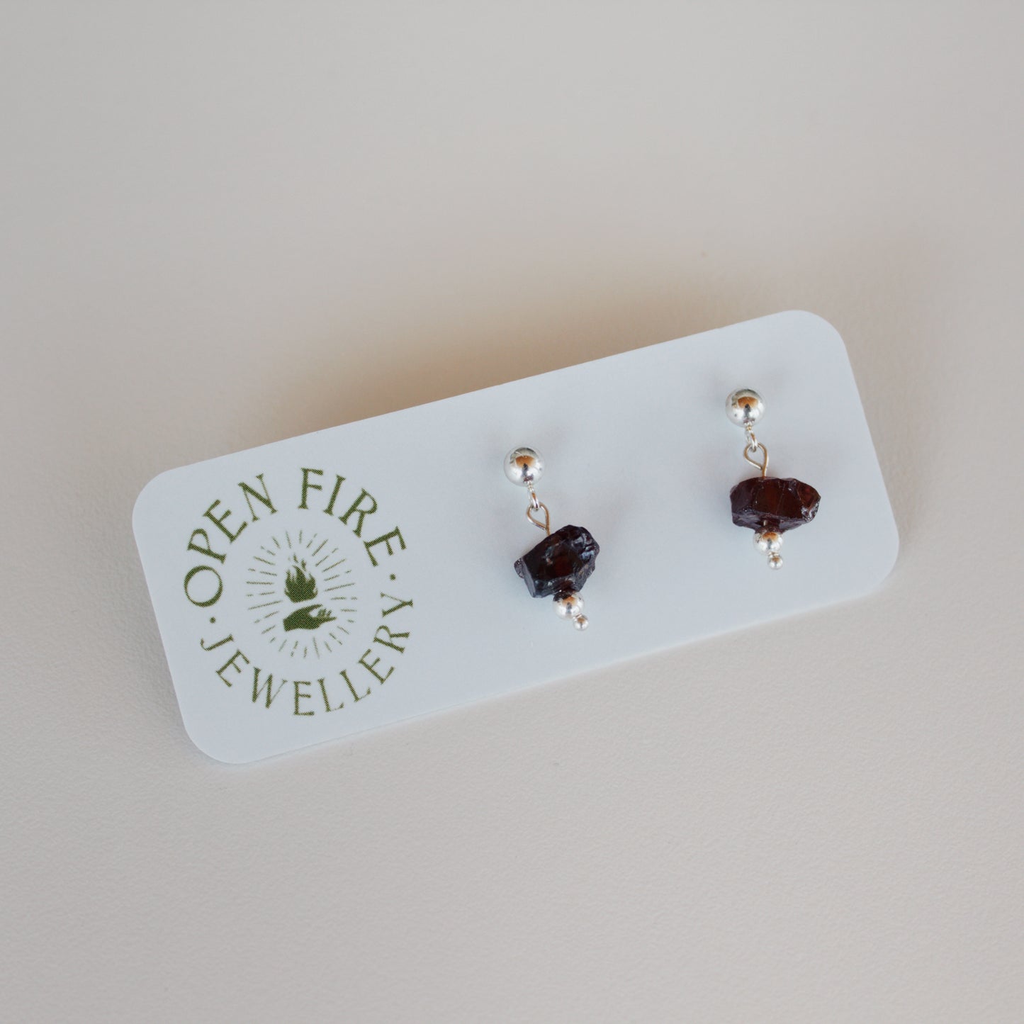 Vibrant, Raw Gem Studs (boutons d’oreilles, gemmes non taillées)