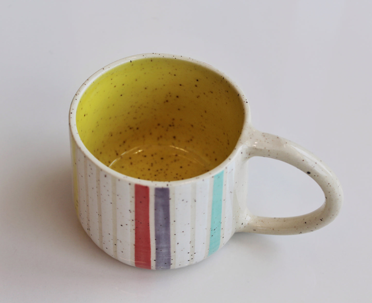 Tasse à rayures colorées