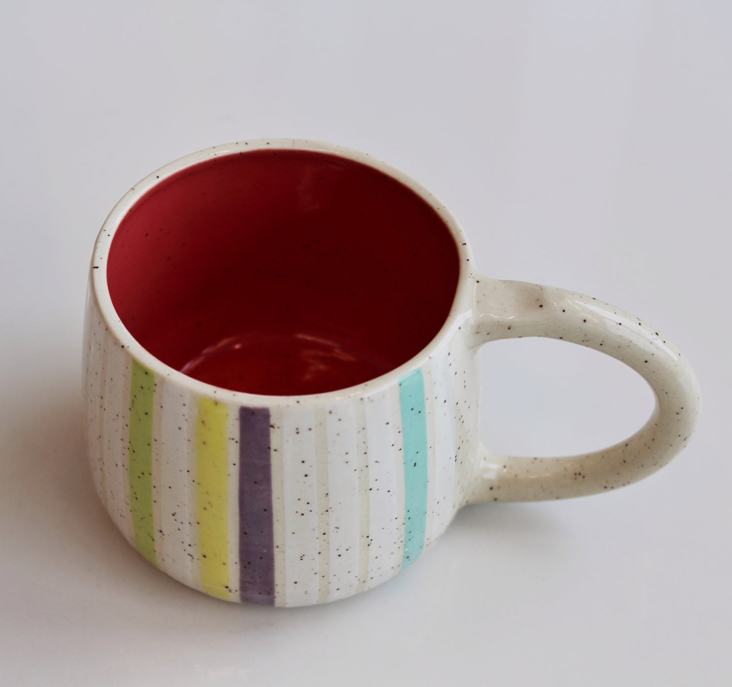 Tasse à rayures colorées