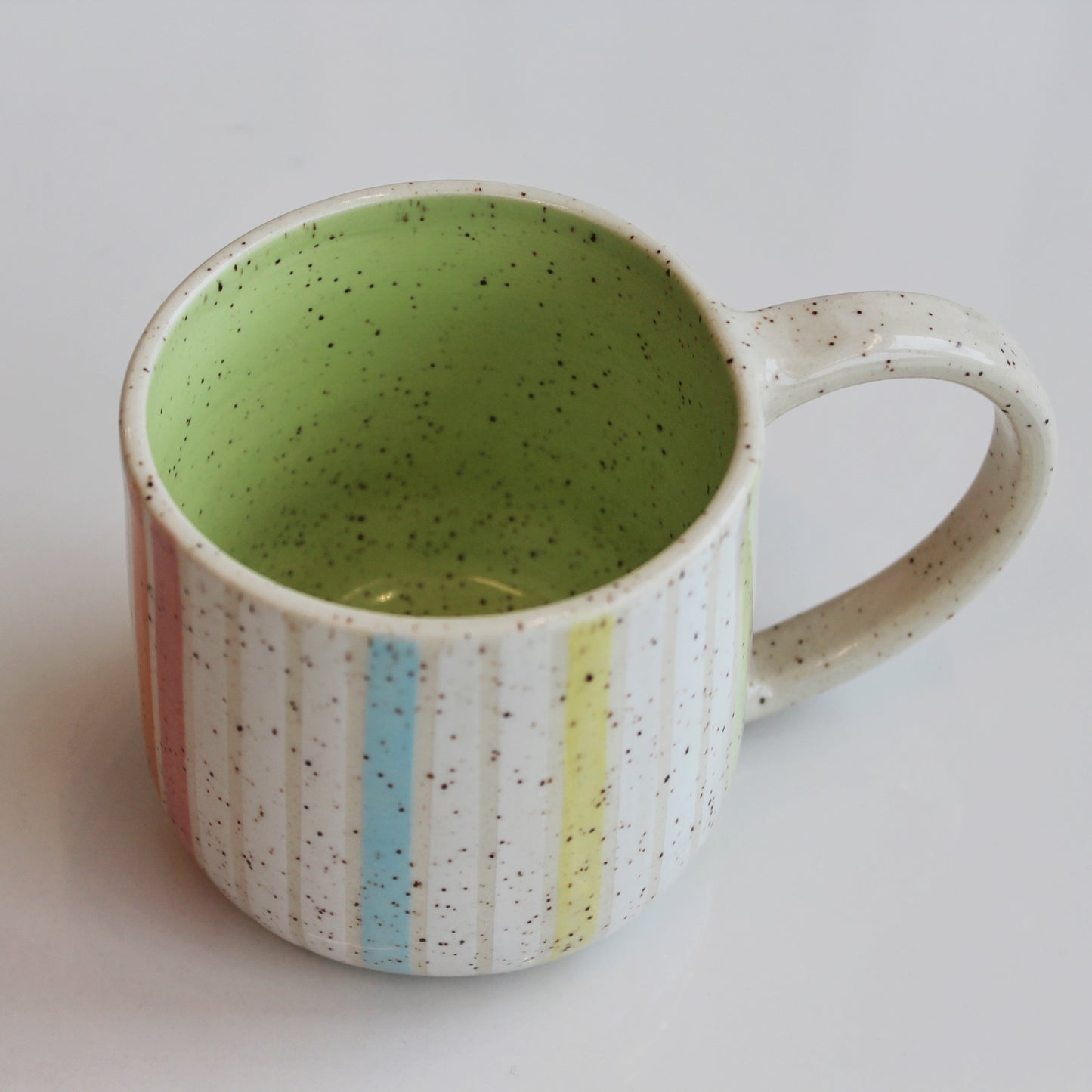 Tasse à rayures colorées