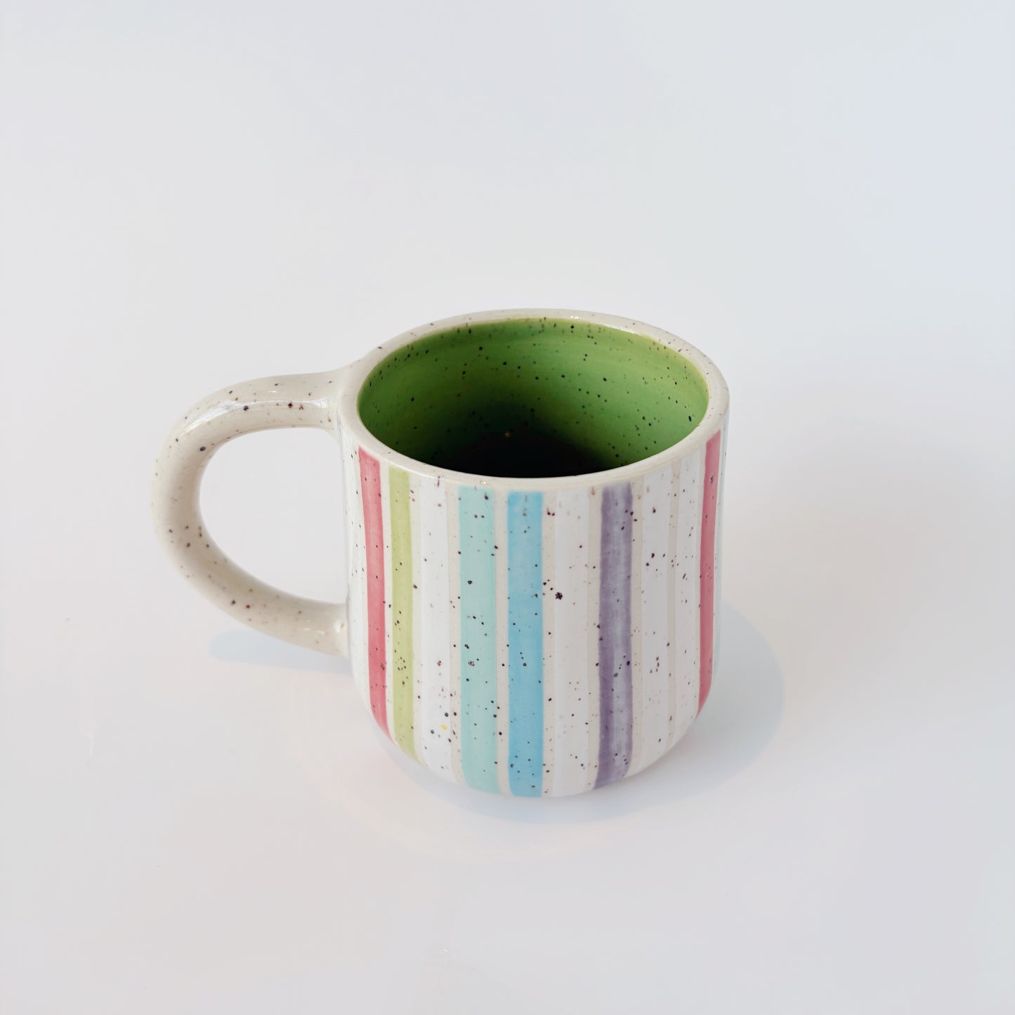 Tasse à rayures colorées