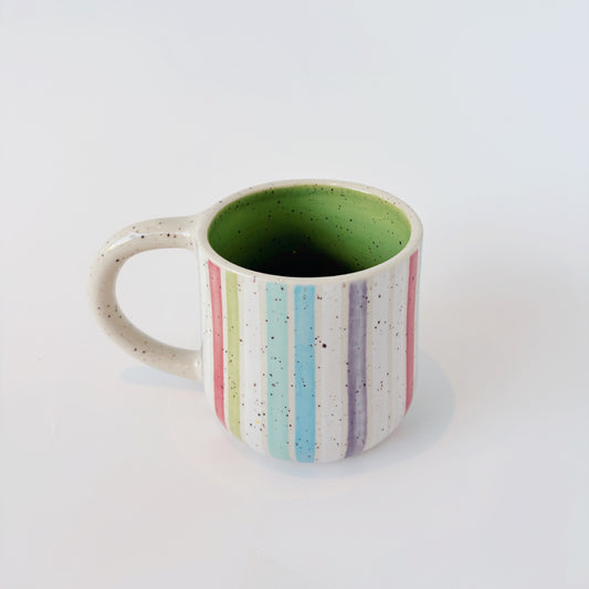 Tasse à rayures colorées