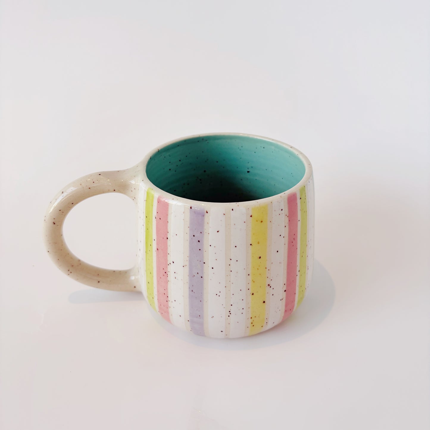 Tasse à rayures colorées