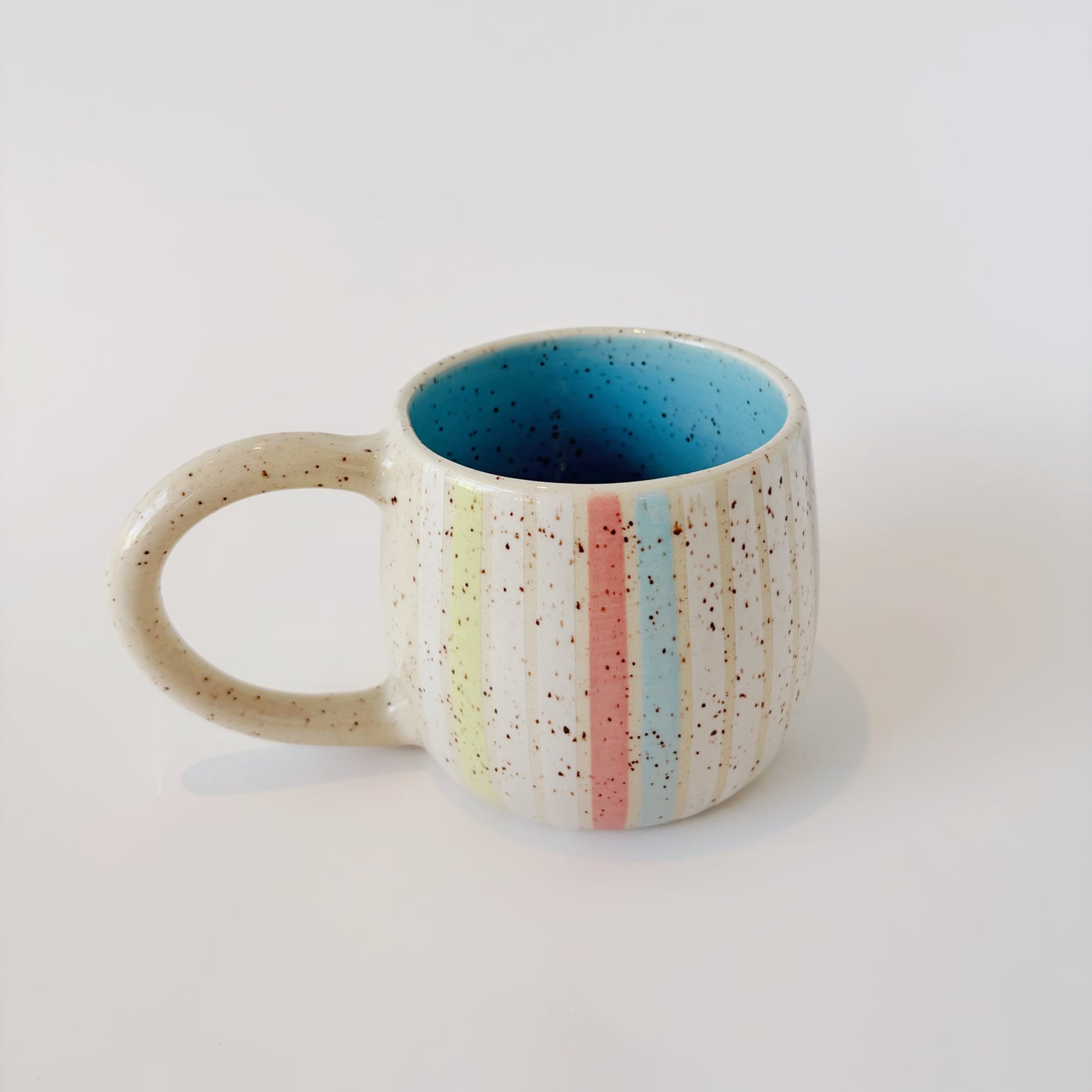 Tasse à rayures colorées