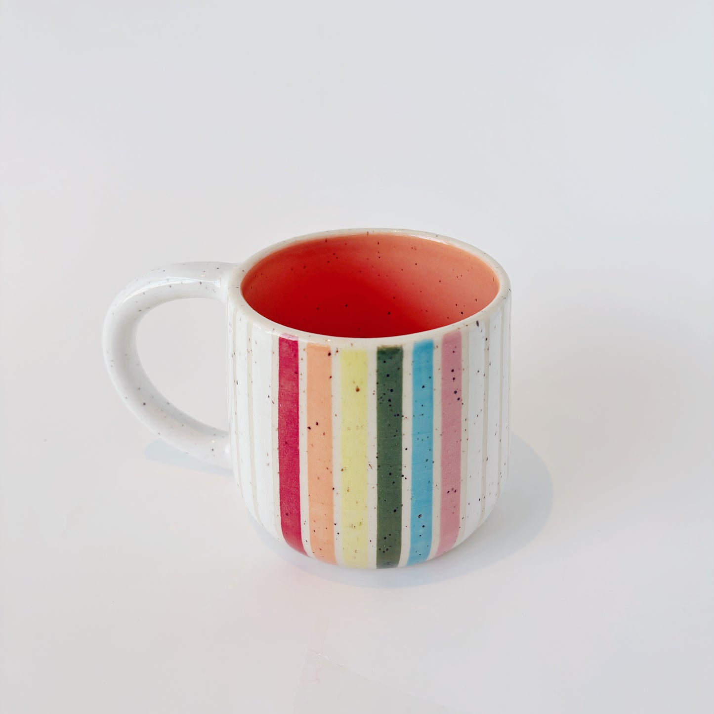 Tasse à rayures colorées
