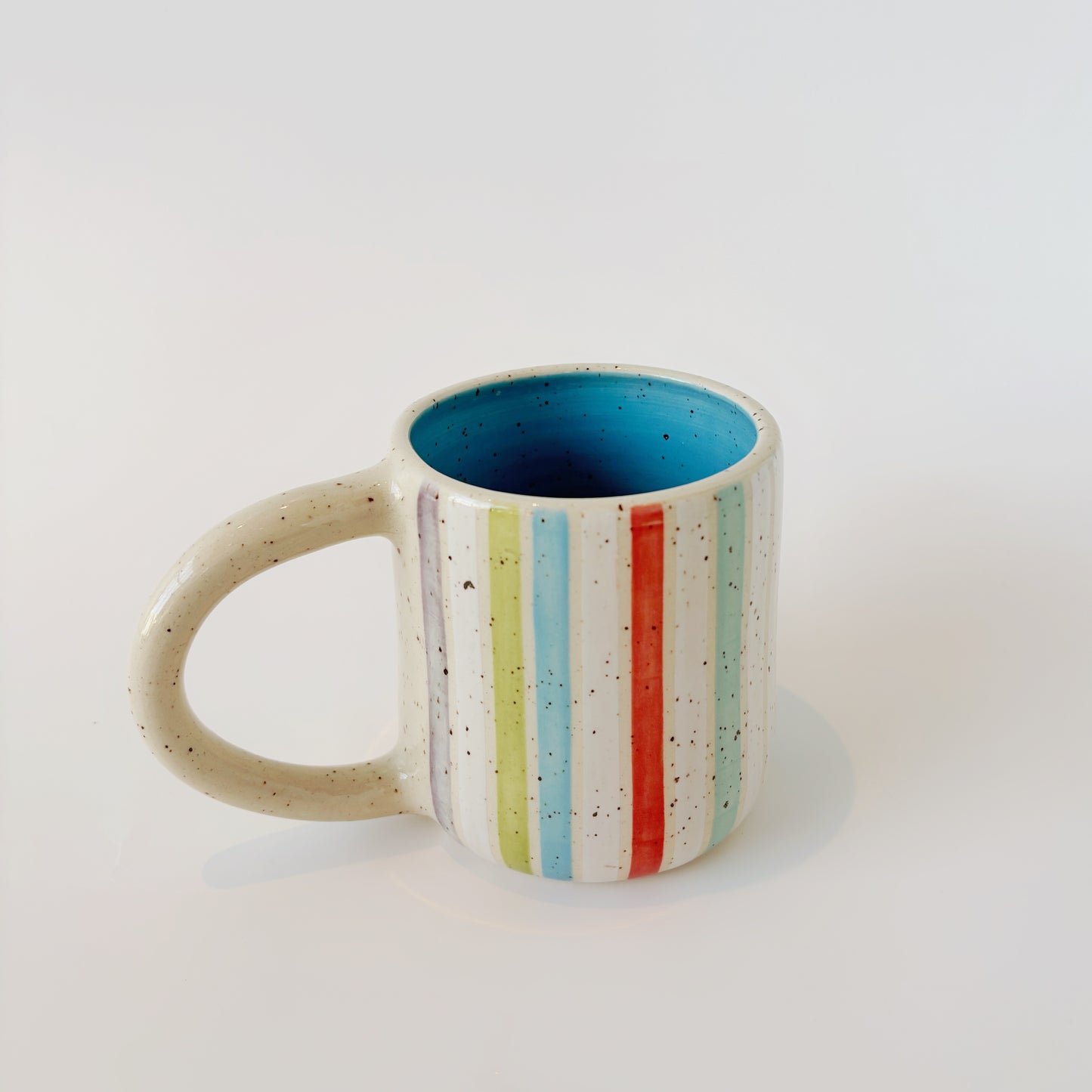 Tasse à rayures colorées
