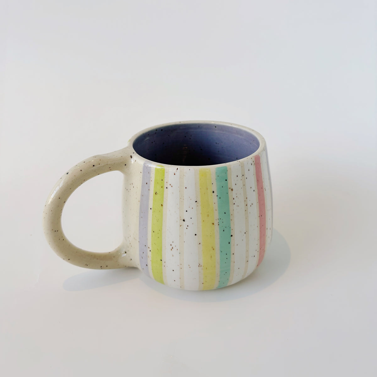 Tasse à rayures colorées