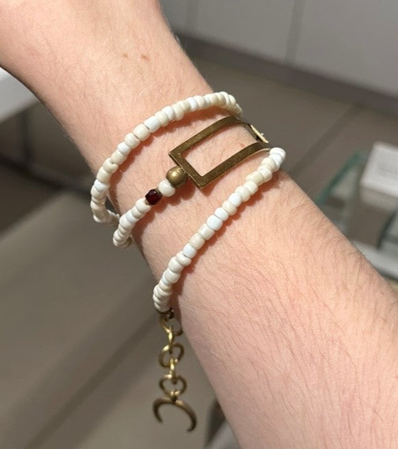 Bracelet double tour orné de perles avec rectangle en laiton
