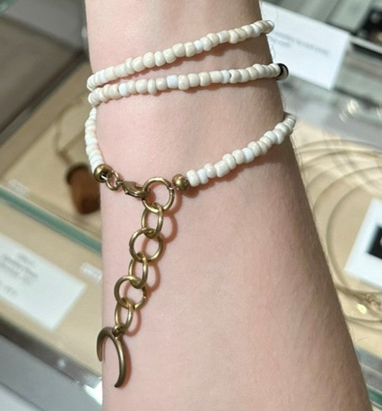 Bracelet double tour orné de perles avec rectangle en laiton