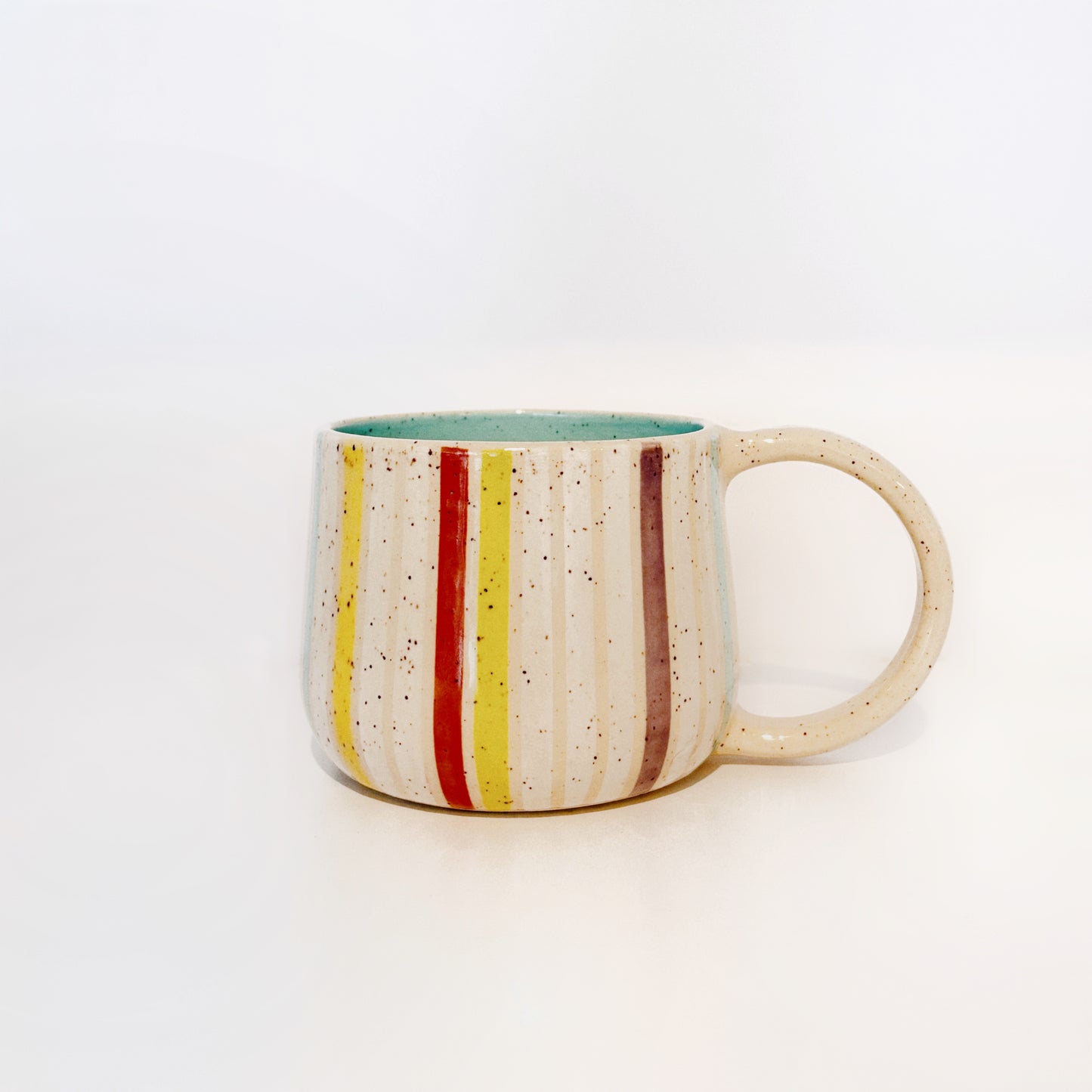 Tasse à rayures colorées