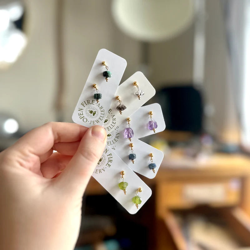 Vibrant, Raw Gem Studs (boutons d’oreilles, gemmes non taillées)