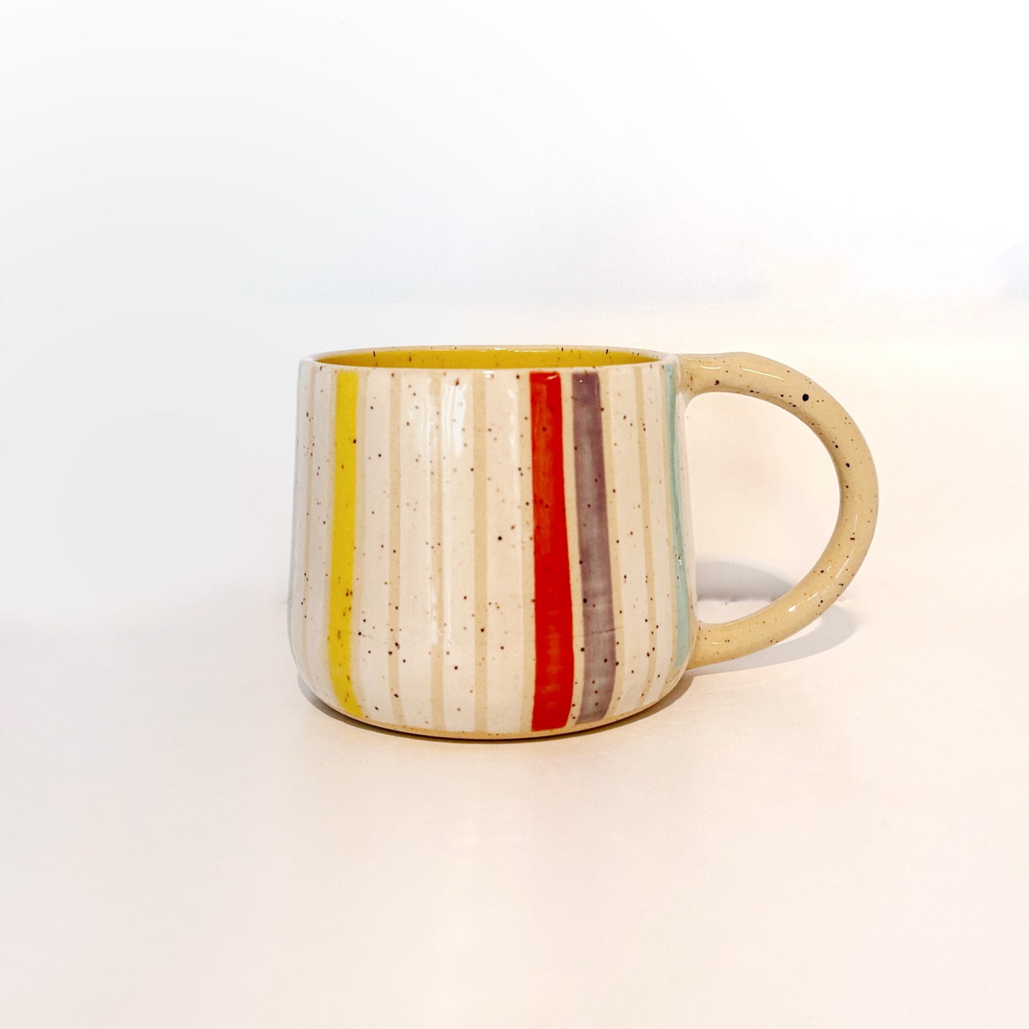 Tasse à rayures colorées