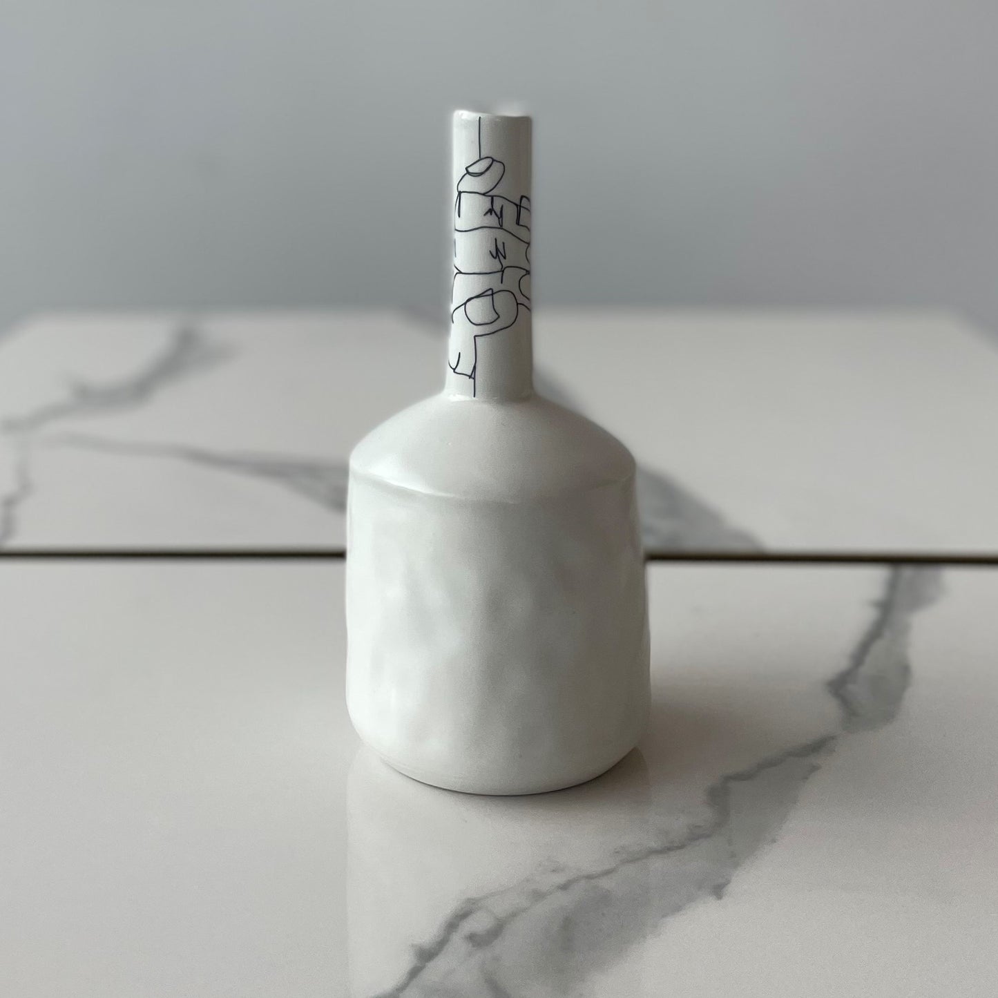 Vase bouteille avec mains abstraites